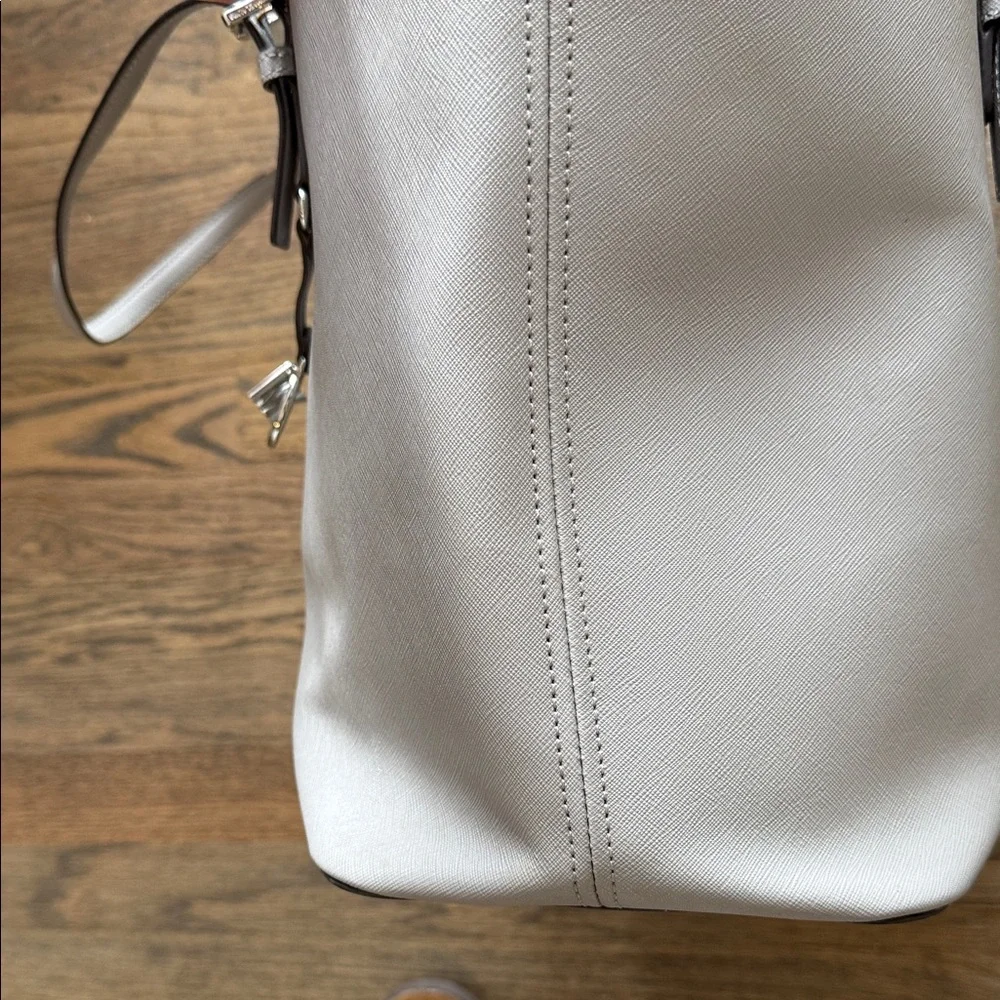 Michael Kors Saffiano Leather Jet Set Light Gray Bag Padded Laptop Closure